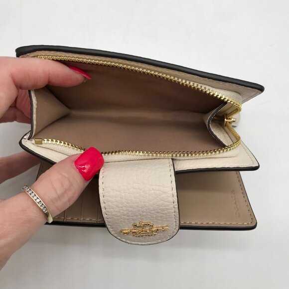 Coach Chalk Pebbled Leather Signature Rivets Corner Zip Wallet - Picture 11 of 12